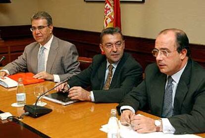 El presidente de la comisión, Paulino Rivero, junto al vicepresidente, Ángel Martínez Sanjuán, y el secretario, Ignacio Gil Lázaro.