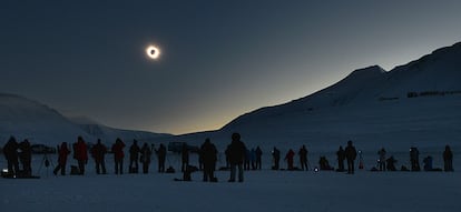 Vista do eclipse solar não arquipélago de Svalbard (Norueguesa).