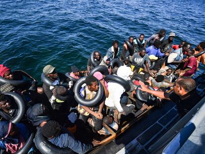 La Guardia costera tunecina intercepta a varios migrantes que se encontraban en el mar entre Túnez e Italia, este jueves 10 de agosto.