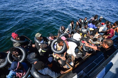 La Guardia costera tunecina intercepta a varios migrantes que se encontraban en el mar entre Túnez e Italia, este jueves 10 de agosto.