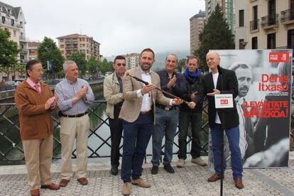 Denis Itxaso, acompañada por los exalcaldes socialistas Anton Arbulu, Miguel Buen, Alberto Buen, Iñaki Arriola, Bixen Itxaso y Odón Elorza.