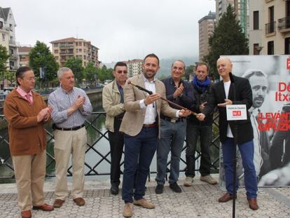 Denis Itxaso, acompañada por los exalcaldes socialistas Anton Arbulu, Miguel Buen, Alberto Buen, Iñaki Arriola, Bixen Itxaso y Odón Elorza.