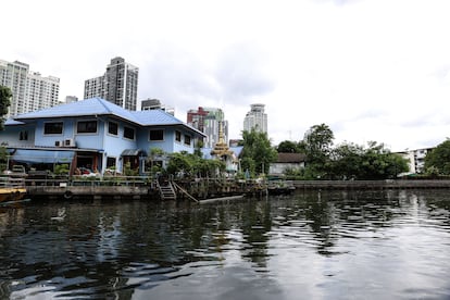La casa de Mae Ew, en Koh Klang, se ve desde el canal. Tras el incendio, la casa fue reconstruida y pintada de azul claro. Según Dow Tailandia, Koh Klang recogió 7,09 toneladas de material reciclable en 2022. Las familias que participaron en el proyecto redujeron sus residuos en más de un 50%. Los ingresos procedentes de los residuos ascendieron a unos 2.764 euros. “Hasta hace unos años, esta comunidad estaba llena de basura y olía muy mal”, comenta Mae Joy. “Desde que hemos mejorado la gestión de residuos, las cosas están mucho mejor. La calidad del agua del canal también es mejor. Es una gran mejora respecto al pasado”, concluye.