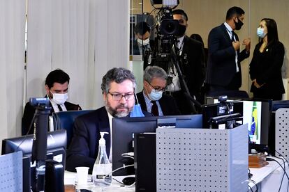 Ernesto Araújo em audiência sobre a busca por vacinas contra a covid-19 no Senado, em 24 de março. A reunião foi realizada na sala de controle da Secretaria de Tecnologia da Informação (Prodasen), de forma virtual.