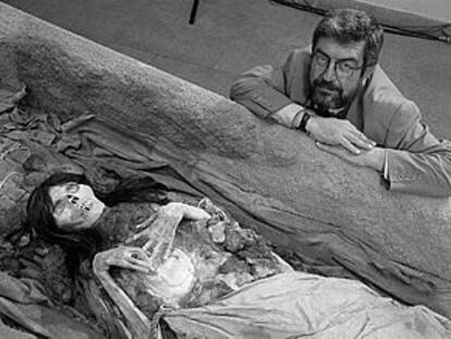 El arqueólogo Guillermo Cock posa con una réplica de una momia, bautizada como <b></b><i>La Señorita.</i>