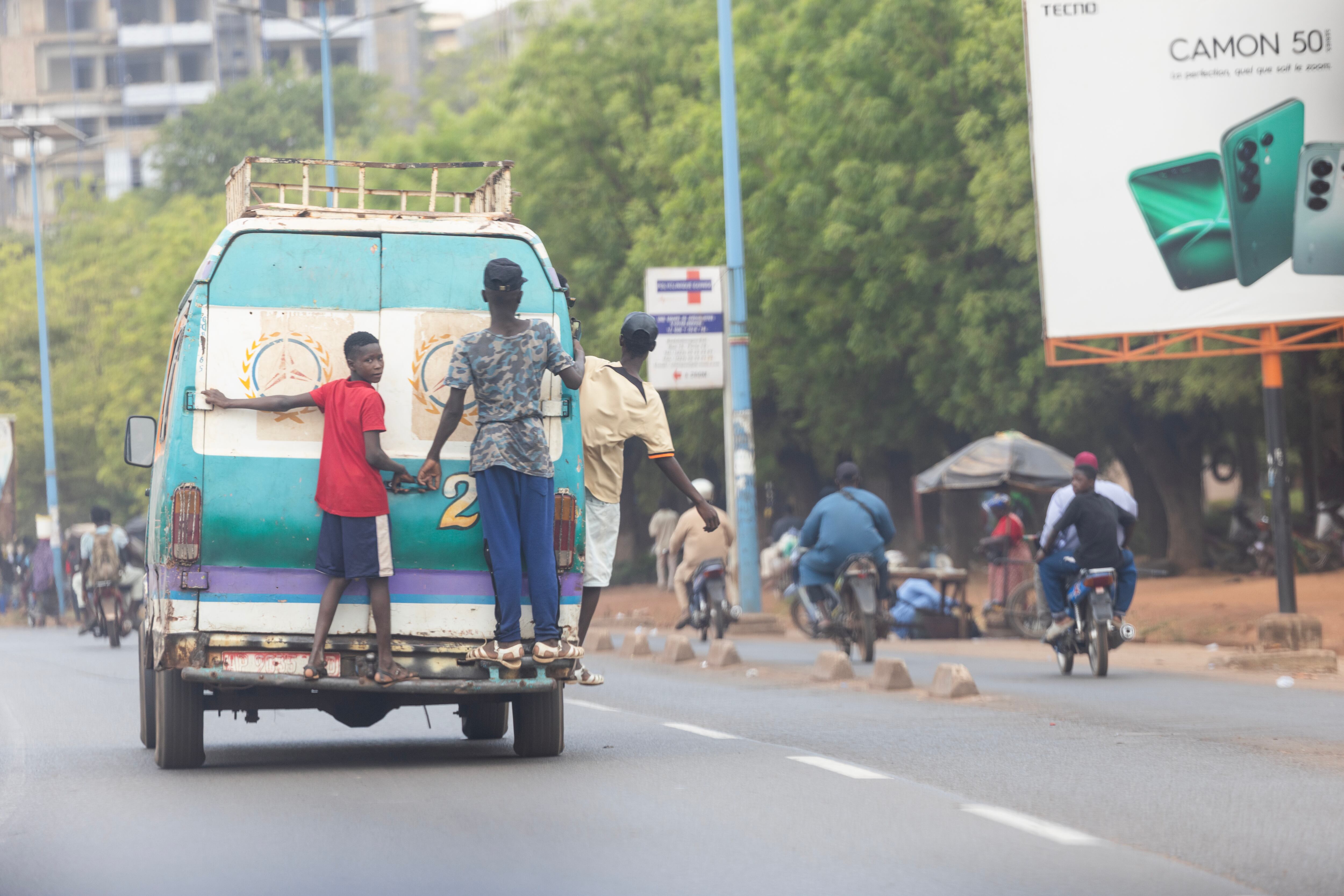 Unos jóvenes subidos a una furgoneta en el centro de Bamako, el 26 de abril. 