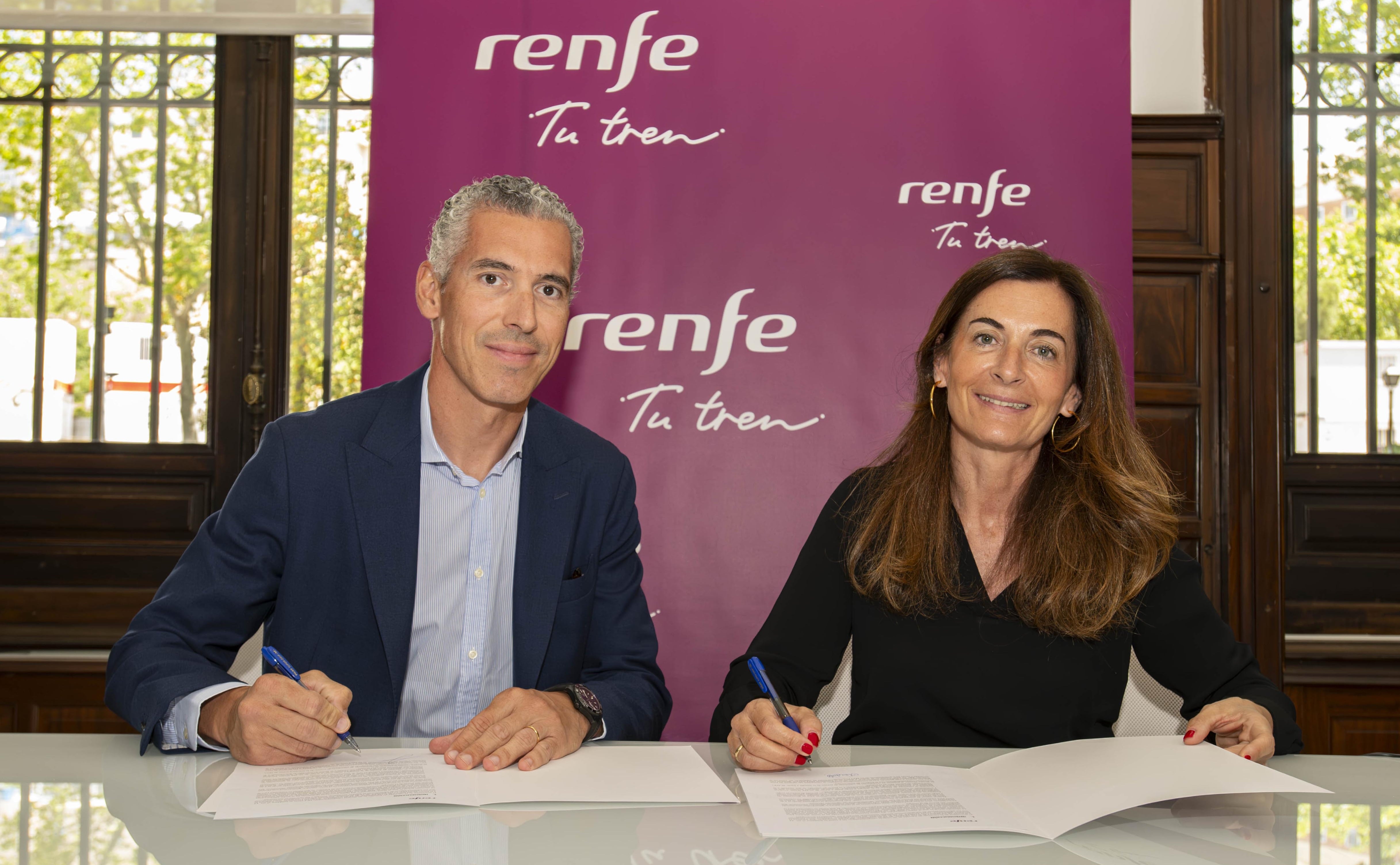 El director de Sonnedix España, Gerson González, junto a la directora general Económico-Financiera de Renfe, Marta Torralvo.