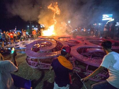 Os manifestantes derrubaram um símbolo do Governo de Ortega.