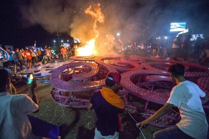 Os manifestantes derrubaram um símbolo do Governo de Ortega.