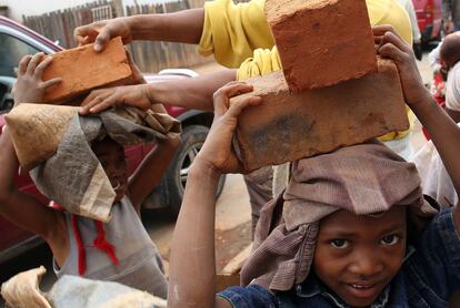 Niños cargando ladrillos en Antananarivo, Madagascar. El 20 de diciembre se celebran las primeras elecciónes presidenciales desde que el presidente Andry Rajoelina tomó el poder en un golpe de Estado en 2009.