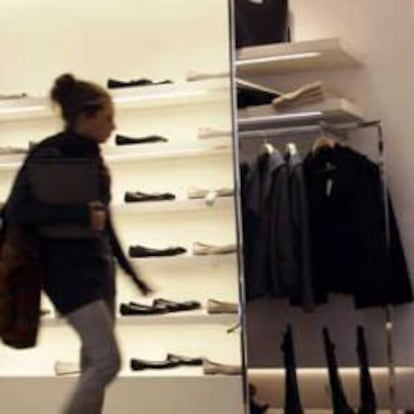 Una clienta mira zapatos en una tienda de Zara