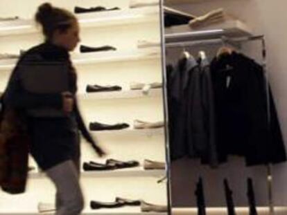 Una clienta mira zapatos en una tienda de Zara