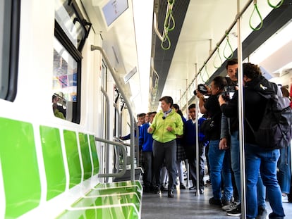 Claudia López recorre un vagón del futuro Metro de Bogotá (Colombia), el 10 de agosto.