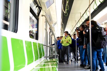 Claudia López recorre un vagón del futuro Metro de Bogotá (Colombia), el 10 de agosto.