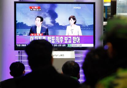 Surcoreanos siguen los informativos sobre el ataque a la isla Yeonpyeong.