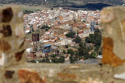 Vista general de Almadén. A la izquierda se aprecia el pozo cerrado de la mina de mercurio.