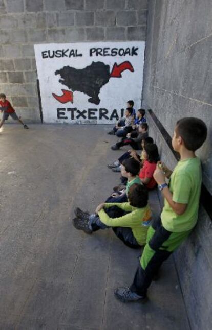 Un grupo de escolares juega a la pelota en el frontón de Elorrio (Bizkaia).