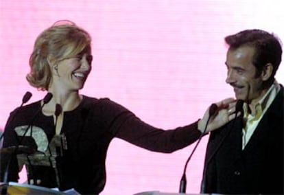 Ana Duato e Imanol Arias, durante la entrega del Premio Ondas a <b></b><i>Cuéntame, </i><b>de TVE.</b>