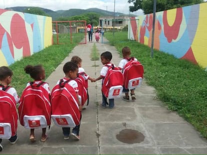 Mochilas distribu&iacute;das pela prefeitura de Jequi&eacute;.