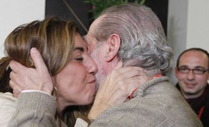 La número 2 del PSOE andaluz, Susana Díaz, besa a Fernando Rodríguez Villalobos.