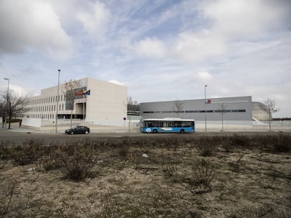 Fachada exterior del Hospital Isabel Zendal. Este complejo, formado por tres grandes pabellones, un edificio de oficinas y una gran almacén, fue construido en poco más de tres meses para aliviar la presión hospitalaria ante el crecimiento de la pandemia por coronavirus. 