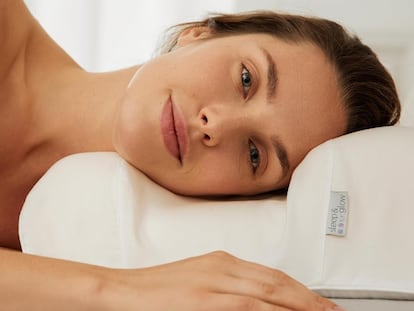 Chica con una almohada antiarrugas.