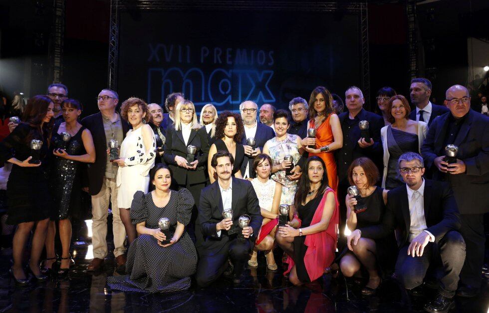 Foto de familia de los galardonados en los Premios Max de 2022.