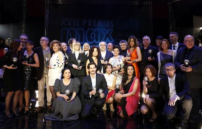 Foto de familia de los galardonados en los Premios Max de 2022.