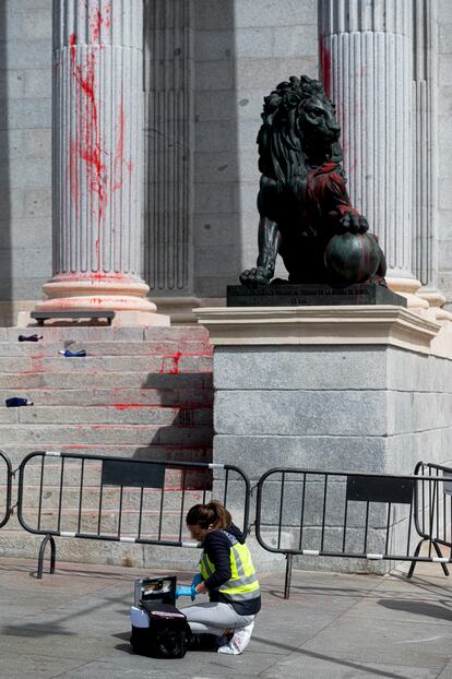 Casi una decena de activistas protagonizaron una acción sorpresa frente a la fachada de los leones del Congreso, arrojando botes de pintura roja para protestar por la política climática del Gobierno. Ocho de ellos fueron detenidos inmediatamente por la policía. Durante la protesta, en la que participaron los Extinction Rebellion, Futuro Vegetal y Rebelión Científica, los protestantes lanzaron proclamas como “nos gobiernan criminales”. Los activistas anticipan nuevas protestas mientras el Gobierno no tome medidas, al entender que no les queda “alternativa” cuando hay todo tipo de artículos científicos advirtiendo de la crisis climática y “no hacen nada”.