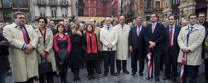 Patxi López, Izaskun Bilbao, Josu Erkoreka y Alejandro Echevarría, director de Vocento, entre otros, han secundado la concentración en Bilbao en repulsa por al atentado que ETA cometió el sábado en Zamudio, Vizcaya.