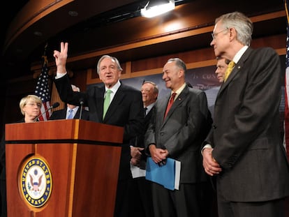 El senador Tom Harkin hace el signo de la victoria en presencia del líder demócrata Harry Reid (derecha).
