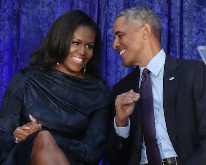 Michelle y Barack Obama
La pareja se conoció en 1989, cuando él tenía 28 años y ella 25. Fue en un despacho de abogados en el que ambos trabajaban, el como pasante y ella como su tutora. Ambos se graduaron en Harvard y continuaron con sus carreras: él como profesor de Derecho en la Universidas de Chicago y ella trabajando en organizaciones sin ánimo de lucro y como devana asociada en la Universidad de Chicago.