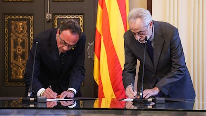 El presidente del Parlament, Josep Rull, y el presidente del Consell de la Informació de Catalunya (CIC), Josep Carles Rius, firman el convenio de colaboración.