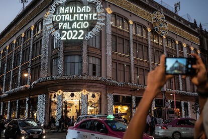 Habitantes de la Ciudad de México realizan compras por la temporada navideña en el Centro Histórico.