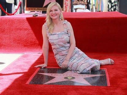 La actriz Kirsten Dunst posa con su estrella en el Paseo de la Fama de Hollywood, el pasado agosto.