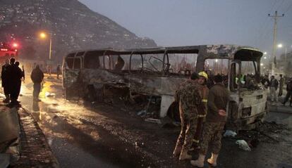 Fuerzas de seguridad inspeccionan la escena de uno de los atentados que golpearon hoy Kabul.
