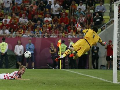 Casillas makes a reaction save from Ivan Rakitic.