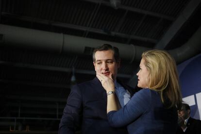 Heidi Cruz, esposa del senador Ted Cruz, tras conocer los resultados de los caucus en Des Moines, en el Estado de Iowa.