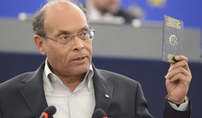 El presidente de Túnez, Moncef Marzuki, muestra su pasaporte mientras interviene ante el Parlamento Europeo en Estrasburgo, el miércoles.
