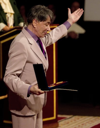 El actor y director Ángel Pavlosky saluda, después recibir la Medalla al Mérito en las Bellas Artes 2009.