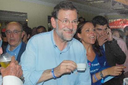 Mariano Rajoy toma un café en un bar de Santa Cruz de Tenerife