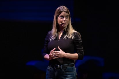 La periodista María Martín, durante su participación en la obra 'Aquí no se juega'.