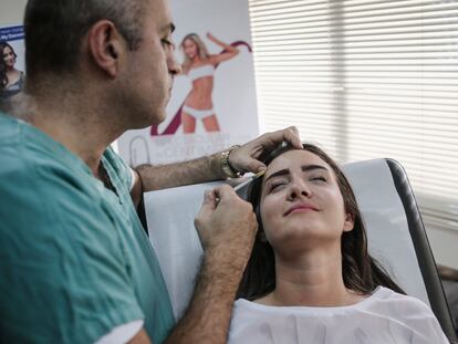 Una mujer recibe una inyección de bótox.