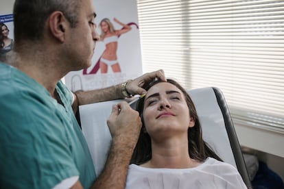 Una mujer recibe una inyección de bótox.