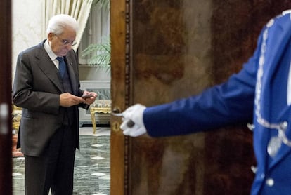 O presidente italiano, Sergio Mattarella, após sua reunião com o primeiro-ministro da Itália, Paolo Gentiloni, no Palácio do Quirinal, na última quinta-feira.