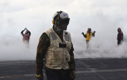 Varios miembros de la tripulación de la Armada de Estados Unidos trabajan en la cubierta de un portaaviones durante un ejercicio militar conjunto entre Corea del Sur y Estados Unidos, en mares al este de la Península Coreana.