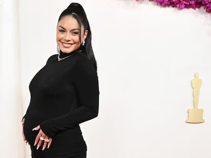 Vanessa Hudgens en la alfombra roja de los Oscar de 2024.