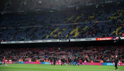 Graderies del Camp Nou buides abans del partit contra el València, dijous.