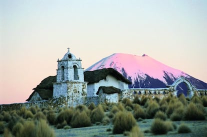 A pesar de su inactividad el Nevado Sajama, es uno de los destinos turísticos más atractivos de Bolivia. El volcán de 6.542 m de altitud es el pico más alto del país, se alza en la cordillera occidental de los Andes en Oruro. Alrededor del mismo se extienden amplios bosques y praderas en donde se puede observar la fauna y flora autóctona. El altiplano es una región con clima extremo, dura y fría y que soporta un intenso sol debido a la altitud. En las laderas del volcán crecen queñoas, un pequeño árbol que sobrevive en zonas hasta 5.100 metros por encima del nivel del mar, donde ninguna otra especie puede hacerlo.