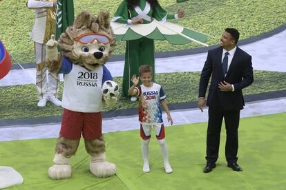 El exfutbolista Ronaldo (derecha) durante la ceremonia inaugural.